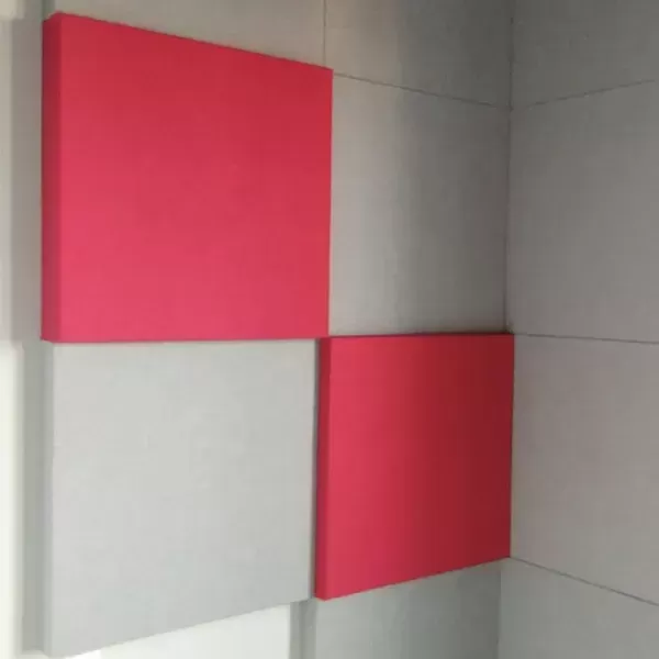Постављање акустичних панела у познатом радио студију