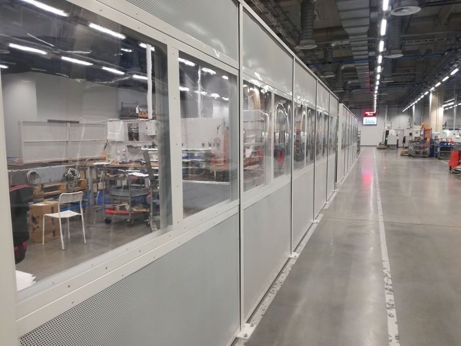 Industrijska barijera za zvučnu izolaciju u fabrici mašina