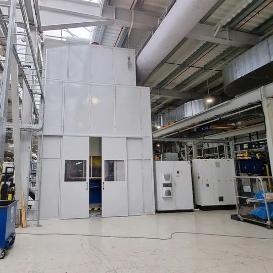 Индустријска звучна изолација бучне пресе у компанији Miba Steeltec