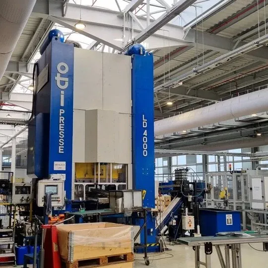 Индустријска звучна изолација бучне пресе у компанији Miba Steeltec